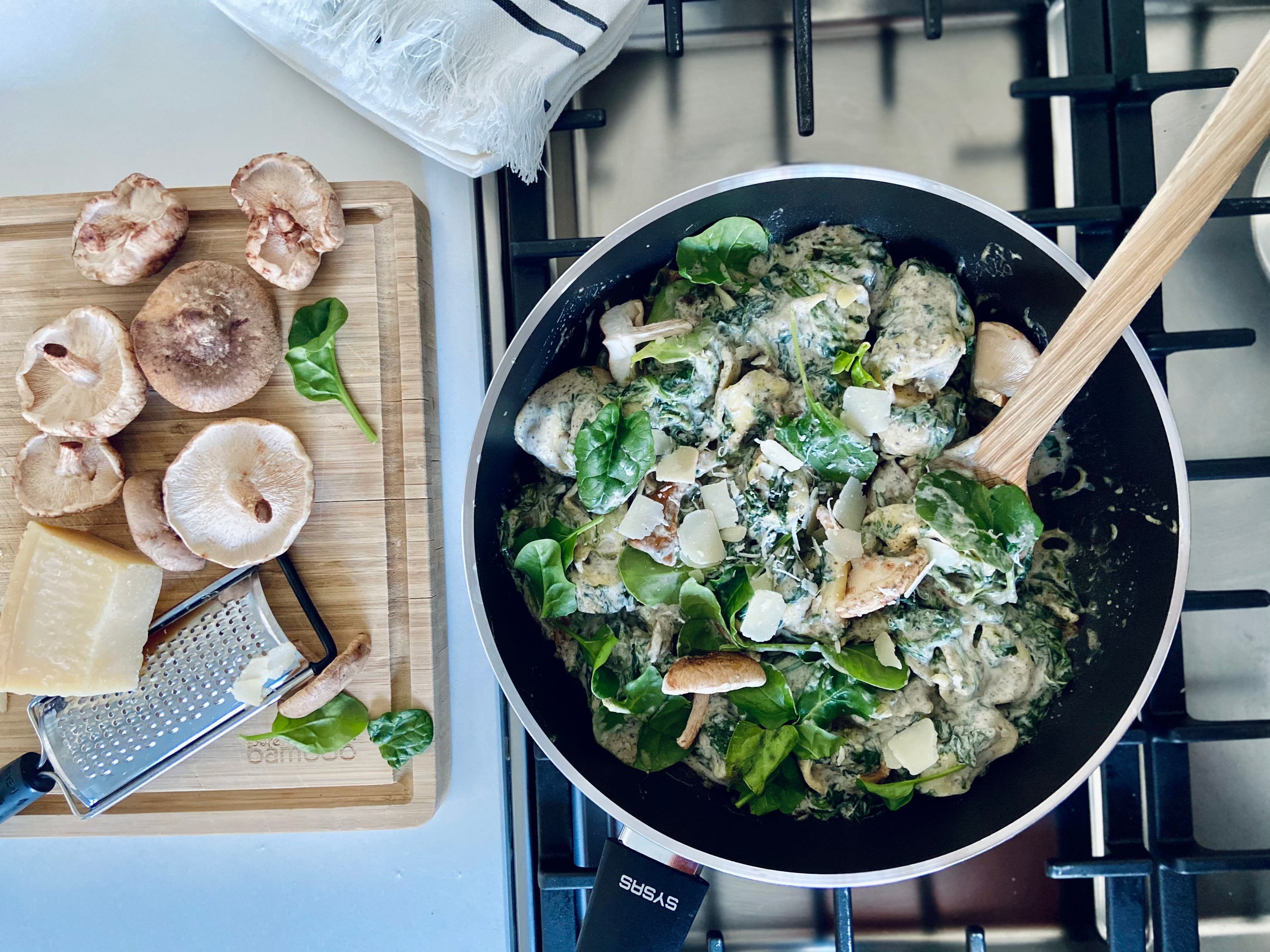 Truffel ravioli met spinazie en paddestoelen in de Sysas hapjespan