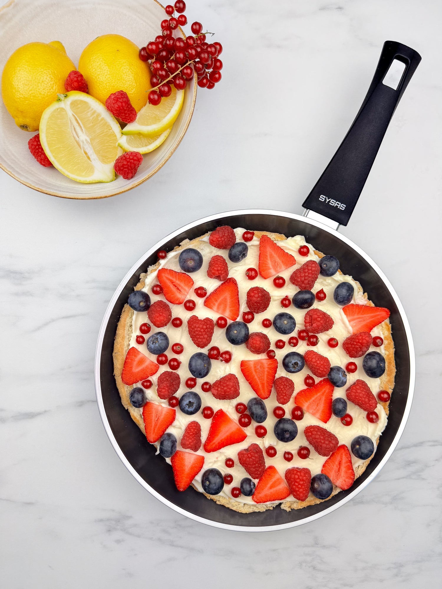 Turks brood met rood fruit