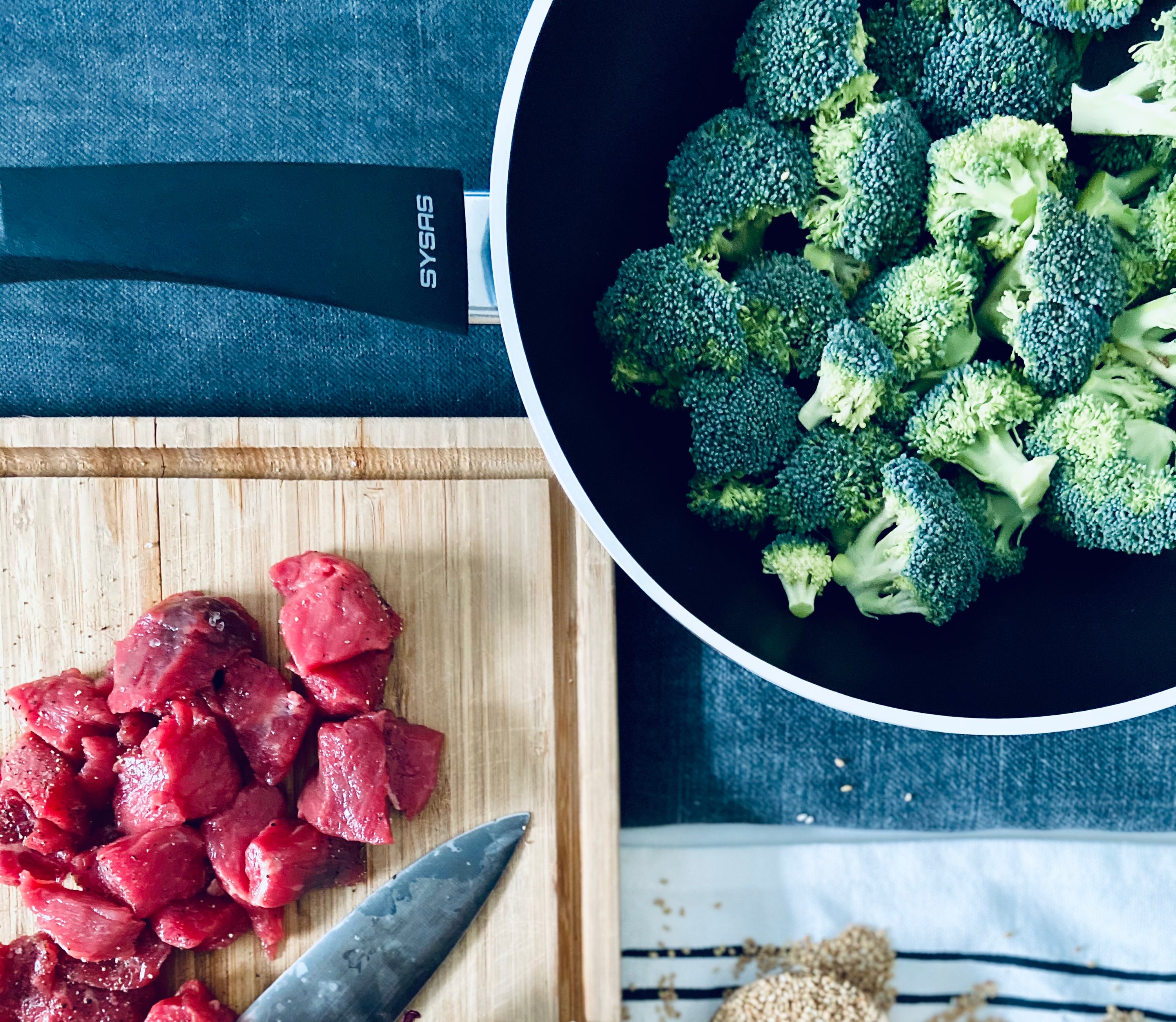Broccoli met biefstukreepjes in de Sysas wok